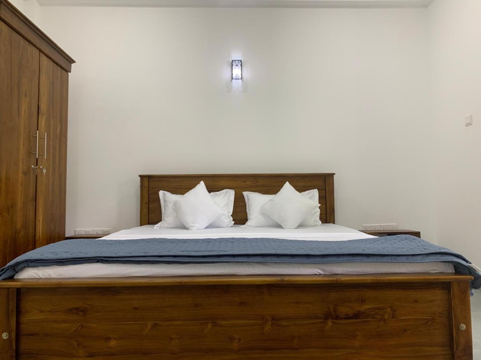 Sebastian Transit Villa With Free Shuttle Service To Airport Kotugoda Exterior photo